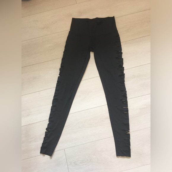 Black Cutout Teeki Yoga Pants Small - NWOT - Picture 2 of 7
